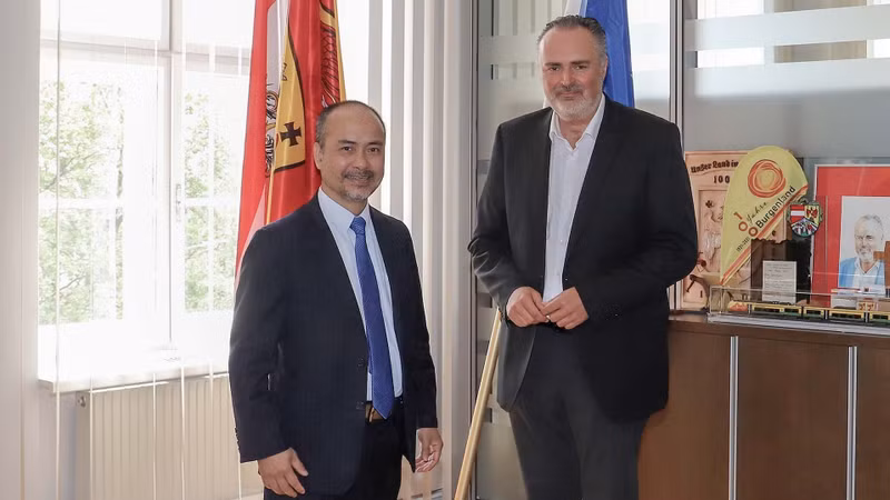 L’ambassadeur du Vietnam en Autriche, Nguyên Trung Kiên (à gauche) et le ministre en chef du Burgenland, Peter Hans Doskozil. Photo: Land Burgenland
