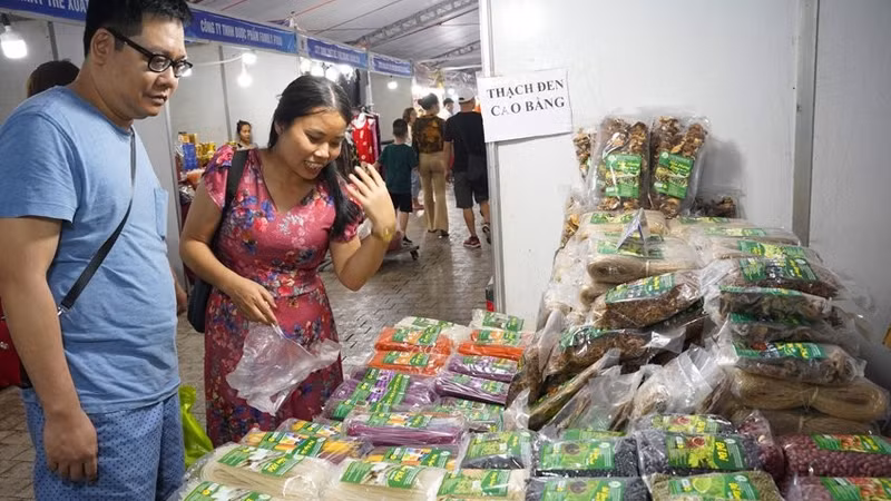 Dans un stand lors de Coop Expo 2022. Photo : congthuong.vn.