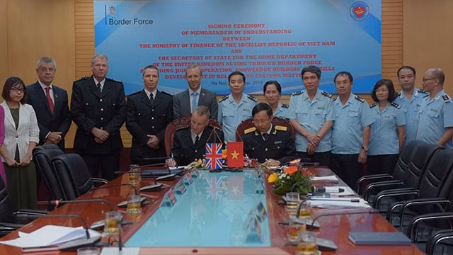 Cérémonie de signature du mémorandum d'accord entre le Département général des douanes du Vietnam et l’agence des frontières du Royaume-Uni. Photo : NDEL.
