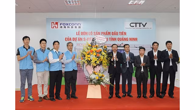 Le secrétaire du Comité municipal du Parti pour Quang Ninh, Nguyên Xuân Ky, félicite le Foxconn Group pour son livraison du premier lot de produits. Photo : Journal Quang Ninh.