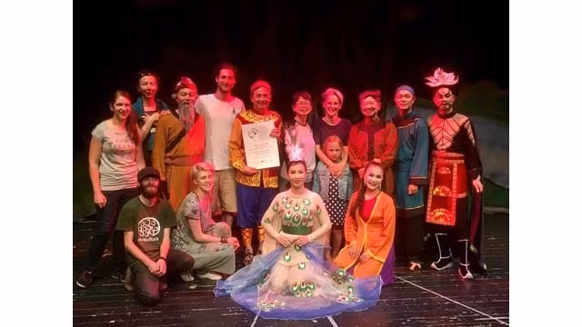 Les artistes de la troupe du théâtre de tuông du Vietnam au Festival des théâtres internationaux à l'Autriche. Photo : Ambassade du Vietnam en Autriche.