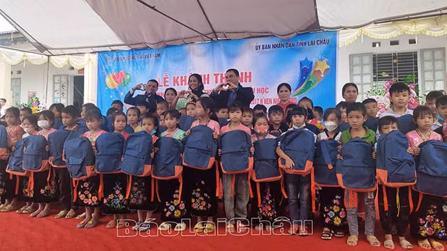 Cérémonie d'inauguration d'une bibliothèque conviviale pour les élèves de l'école primaire de Phuc Thân. Photo : thoidai.com.vn.