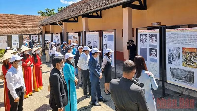 Lors de l'exposition intitulée « Con Dao-Da Lat, un point de connexion culturel et touristique ». Photo: NDEL