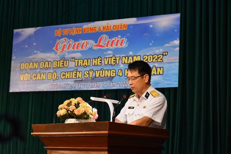 Le colonel La Van Hung, commissaire politique adjoint de la 4e région navale s'exprime lors de l'événement. Photo : Thoi Dai.