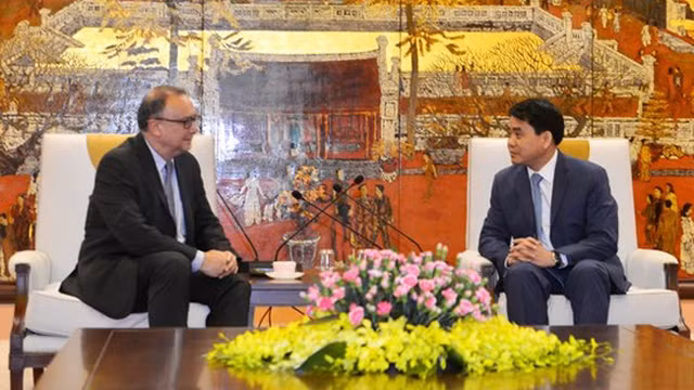 Le président du Comité populaire de la ville de Hanoi, Nguyên Duc Chung (à droite) et l’ambassadeur péruvien au Vietnam, Augusto Morelli Salgado, le 19 mars à Hanoi. Photo : kinhtedothi.vn.