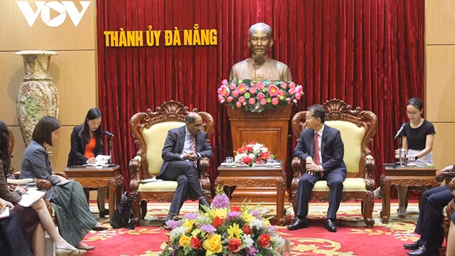 Séance de travail entre les autorités de la ville de Dà Nang et l’ambassadeur singapourien au Vietnam, Jaya Ratnam. Photo : VOV.