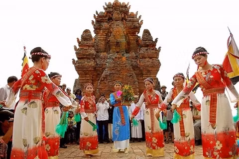 Des filles Cham en costume traditionnel à la fête Katé. Photo: Archives/CVN.