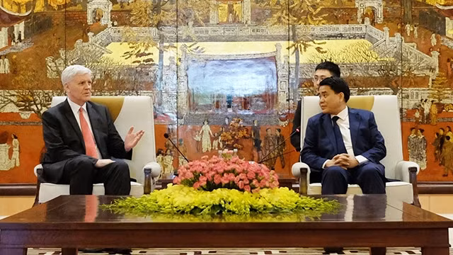 Le président du Comité populaire de la ville de Hanoi, Nguyên Duc Chung et le directeur national de la BAD au Vietnam, Eric Sidgwick. Photo : hanoimoi.com.vn.