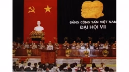 Le VIIe Congrès national du PCV a lieu du 24 au 27 juin 1991 à Hanoi. 