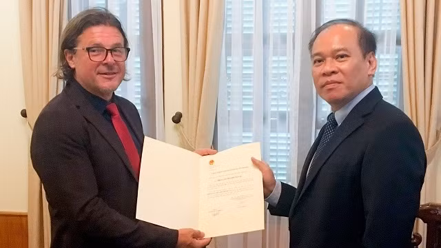 Cérémonie de remise de l’exequatur au consul honoraire serbe à HCM-Ville, Dragan Mladenovic (à gauche). Photo : BQT.