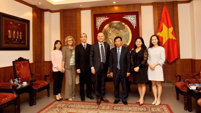 Rencontre entre le ministre vietnamien de la Culture, des Sports et du Tourisme, Nguyên Ngoc Thiên, et l'ambassadeur italien au Vietnam, Antonio Alessandro. Photo : toquoc.