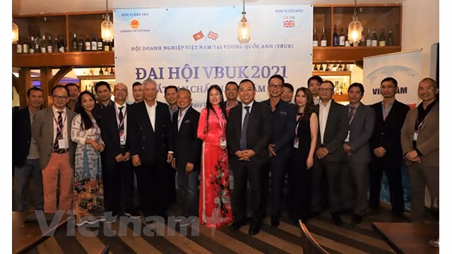 L'ambassadeur du Vietnam au Royaume-Uni, Nguyên Hoàng Long et les membres du nouveau conseil exécutif de la VBUK. Photo: VNA