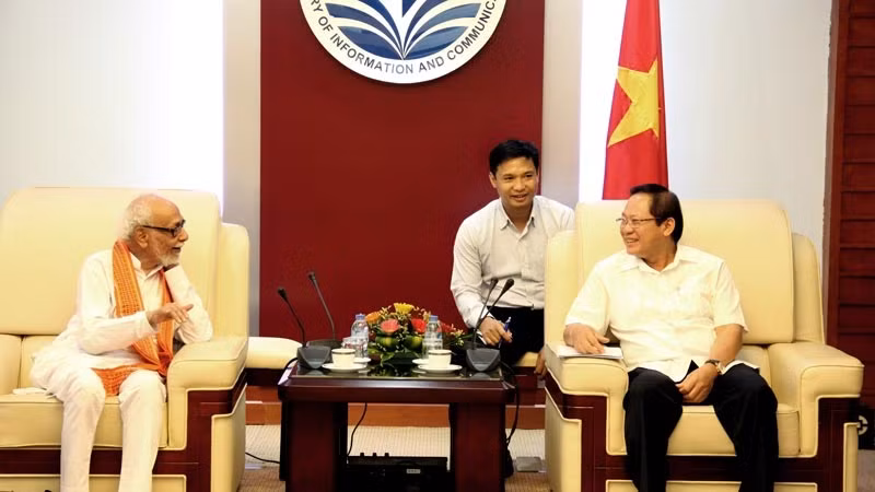 Le ministre vietnamien de l’Information et de la Communication, Truong Minh Tuân (à droite), et le président du Comité de Solidarité Inde - Vietnam de l’État du Bengale Occidental, Geetesh Sharma. Photo: Vietnamnet.