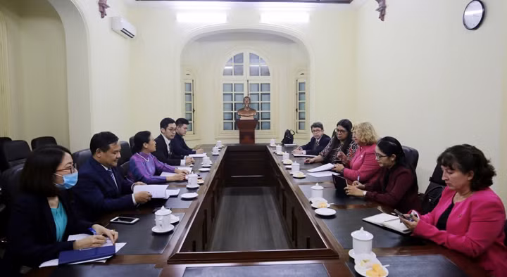 Rencontre entre la présidente de la VUFO, Nguyên Phuong Nga, et Capaya Rodriguez Gonzalez, vice-ministre vénézuélienne des Affaires étrangères. Photo : thoidai.