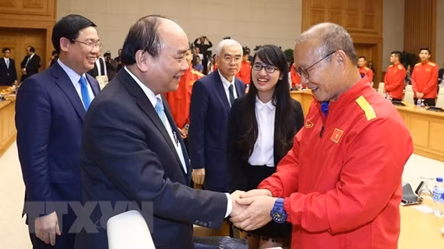 Le Premier ministre Nguyên Xuân Phuc (à gauche) serre la main de l’entraîneur Park Hang-seo, le 21 décembre à Hanoi. Photo : VNA