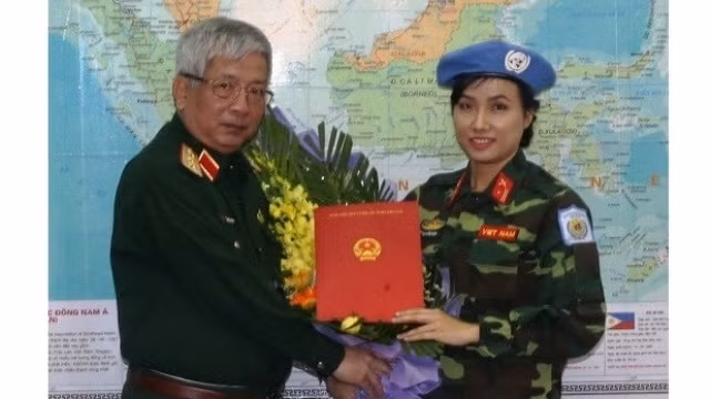 La capitaine Dô Thi Hang Nga (à droite) lors de la cérémonie pour confier la tâche, le 30 octobre à Hanoi. Photo : VOV.