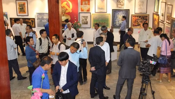 Les visiteurs lors de l'exposition de beaux-arts Vietnam - Laos. Photo: NDEL.