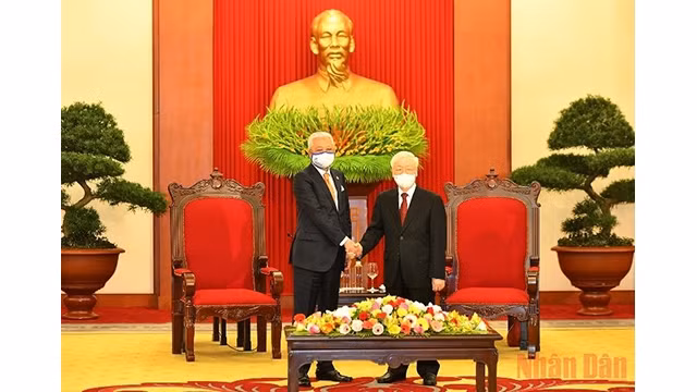 Le Secrétaire général du Parti, Nguyên Phu Trong (à droite), et le Premier ministre malaisien, Dato’ Sri Ismail Sabri bin Yaakob. Photo : NDEL.