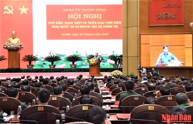 Le Premier ministre Pham Minh Chinh prend la parole lors de la conférence. Photo : Trân Hai/NDEL.