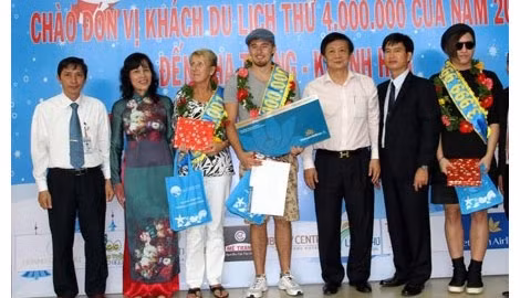 Le Russe Vlasenko Stanislav est le quatre millionième touriste de l’année 2015 à atterrir à l'Aéroport de Cam Ranh, province de Khanh Hoa. Photo: VNA.