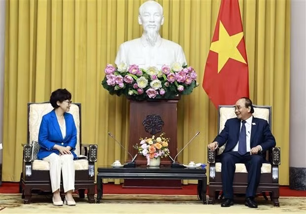 Le Président du Vietnam, Nguyên Xuân Phuc, et la présidente l’Association des Sud-Coréens au Vietnam, Chang Eun-sook, à Hanoi, le 27 mai. Photo : VNA.