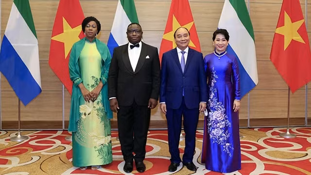 L’épouse du Président de la République de Sierra Leone, Fatima Maada Bio (1ère à partir de gauche) lors du banquet. Photo : baoquocte.vn.