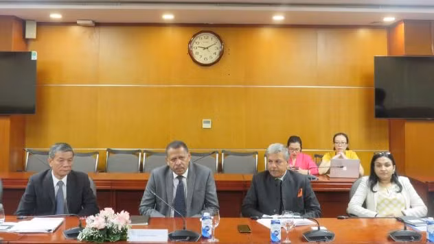 La délégation du groupe indien PDA Ventures lors de la séance de travail avec le vice-ministre vietnamien de l’Industrie et du Commerce, Dô Thang Hai, le 26 juillet à Hanoï. Photo : baodautu.vn.