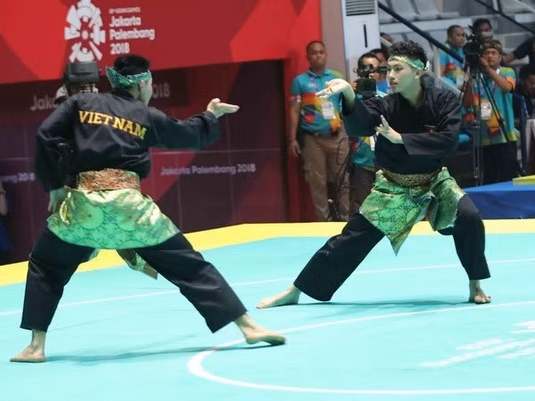 La paire Lê Hông Quân-Trân Duc Danh a remporté une médaille d'argent lors de la neuvième journée de compétition des Jeux asiatiques 2018. Photo : VNA