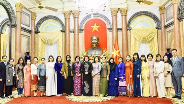 La Vice-Présidente de la République Dang Thi Ngoc Thinh et une délégation du groupe des femmes de la communauté de l'ASEAN (AWCH). Photo : https://baophapluat.vn 