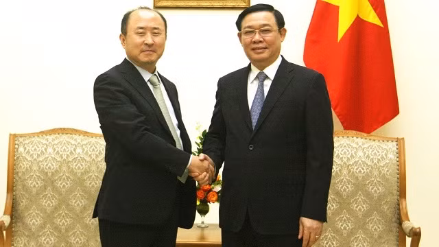 Le vice-PM vietnamien Vuong Dinh Huê (à droite) et le vice-ministre sud-coréen des Affaires étrangères Yun Kang-hyeon, le 24 octobre à Hanoi. Photo : VGP.