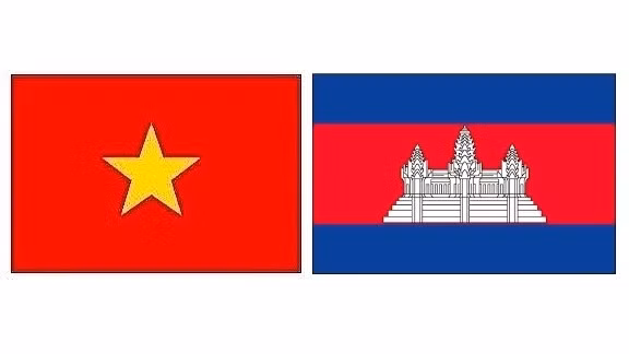 Les drapeaux du Vietnam et du Cambodge. Photo: NDEL.