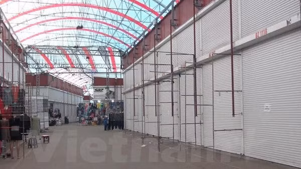 Un marché où sont installés plusieurs stands tenus par des Vietnamiens en Ukraine. Photo: VNA.