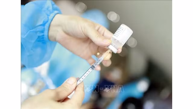 Une agente de santé prépare la vaccination avec une dose de Pfizer. Photo d’illustration : VNA.