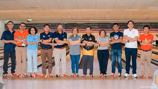 Les representants des pays de l’ASEAN au tournoi de bowling amical. Photo : baoquocte.vn.