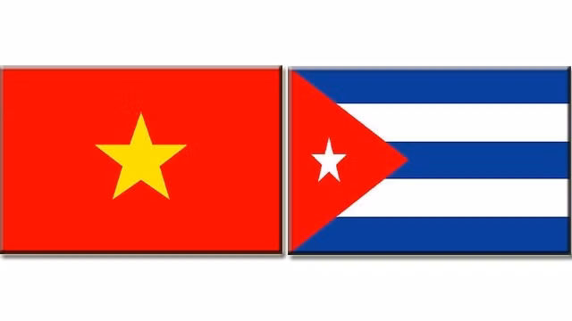 Les drapeaux du Vietnam et de Cuba. Photo: NDEL.