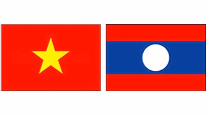 Les drapeaux du Vietnam et du Laos. Photo: NDEL. 