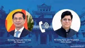 Le 12 janvier, le ministre vietnamien des Affaires étrangères, Bùi Thanh Son, a eu un entretien téléphonique avec son homologue bangladais Adul Momen. Photo : baoquocte.vn.