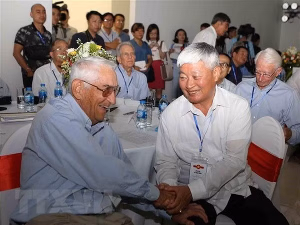 Des pilotes de vétérans vietnamiens et américains se sont réunis à Hanoi le 3 octobre. Photo : VNA.