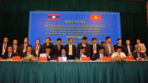 Les provinces du Vietnam et du Laos signent le protocole d’accord de coopération en matière de prévention et de lutte contre la criminalité liée à la drogue. Photo : VNA/CVN