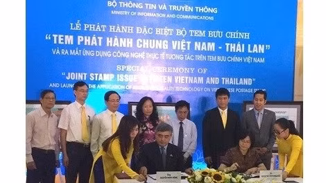 Cérémonie de présentation de la collection de timbres commune Vietnam - Thailande. Photo: VGP .