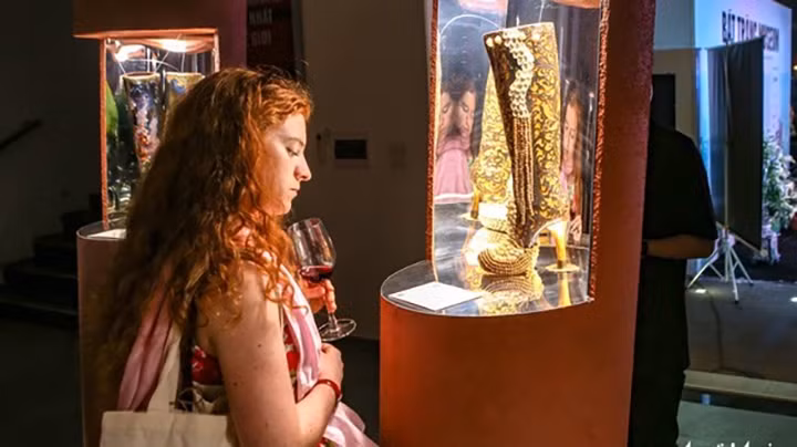 Exposition "Des chaussures en céramique de Bat Trang et une promenade avec la culture italienne". Photo: tuoitre