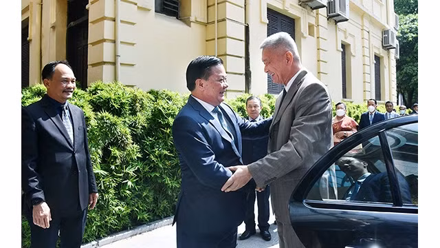 Le secrétaire du Comité municipal du Parti de Hanoï et chef de la délégation de l'Assemblée nationale de Hanoï, Dinh Tiên Dung (à gauche) et Anouphap Tounalom, secrétaire du comité central du Parti révolutionnaire populaire lao (à droite). Photo : hanoimoi.com.vn