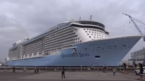 Le navire Ovation of the Seas au port de Phu My, dans la province de Bà Ria- Vung Tàu (au Sud). Photo: CVN.