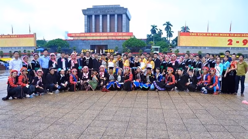 Des artistes ethniques prennent la photo souvenir devant le mausolée du Président Hô Chi Minh. Photo: Village culturel et touristique des ethnies du Vietnam.