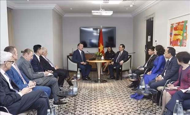Le Président de l’Assemblée nationale du Vietnam, Vuong Dinh Huê (à droite) et le Président de la Chambre de Commerce britannique (Britcham) Kenneth Atkinson, à Londres, le 30 juin. Photo : VNA.