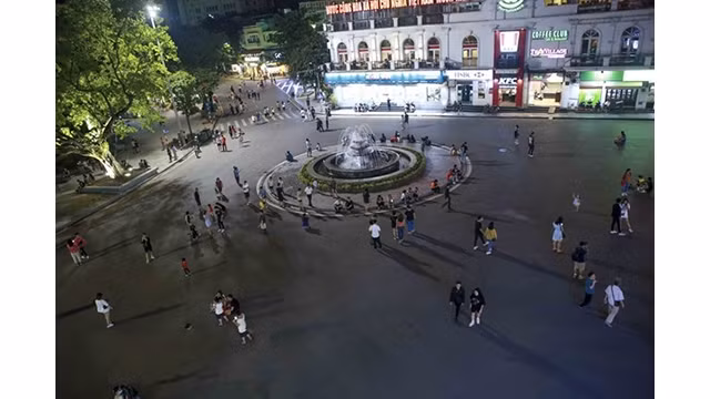 La place de Dông Kinh Nghia Thuc dans la zone piétonne de la zone du lac de Hoàn Kiêm. Photo : VNA.