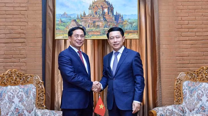 Le ministre vietnamien des AE, Bùi Thanh Son (à gauche) et le Vice-Premier ministre et ministre laotien des AE, Saleumxay Kommasith. Photo : VOV.