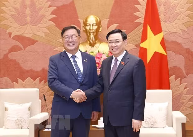 Le Président de l’Assemblée nationale (AN), Vuong Dinh Huê (à droite), et le président du groupe parlementaire d’amitié République de Corée-Vietnam, Kim Tae-nyeon. Photo : VNA.