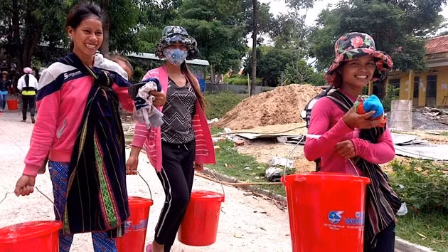 Les outils hygiéniques sont remis aux femmes démunies de la province de Gia Lai. Photo: UN Women au Vietnam.