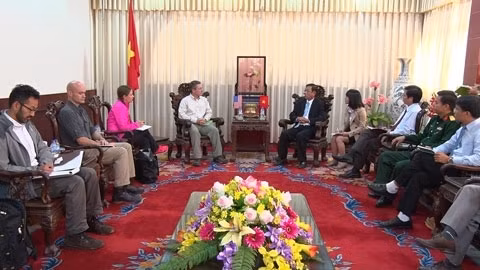 Séance de travail entre les autorités de Quang Tri et la délégation américaine. Photo: NDEL. 